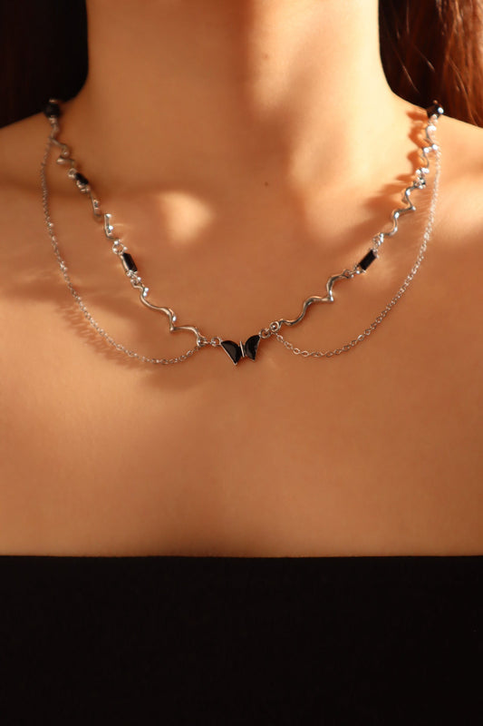 蝴蝶與黑色寶石項鍊