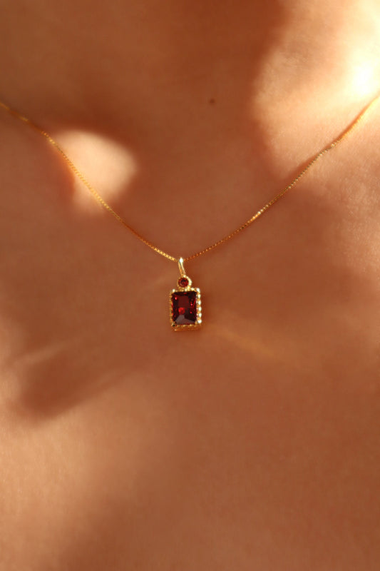 鑽石點綴的紅寶石吊墜項鍊