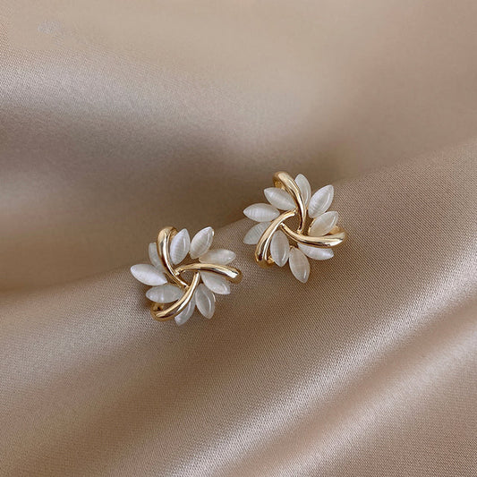 金色圓形奧泊花瓣耳環